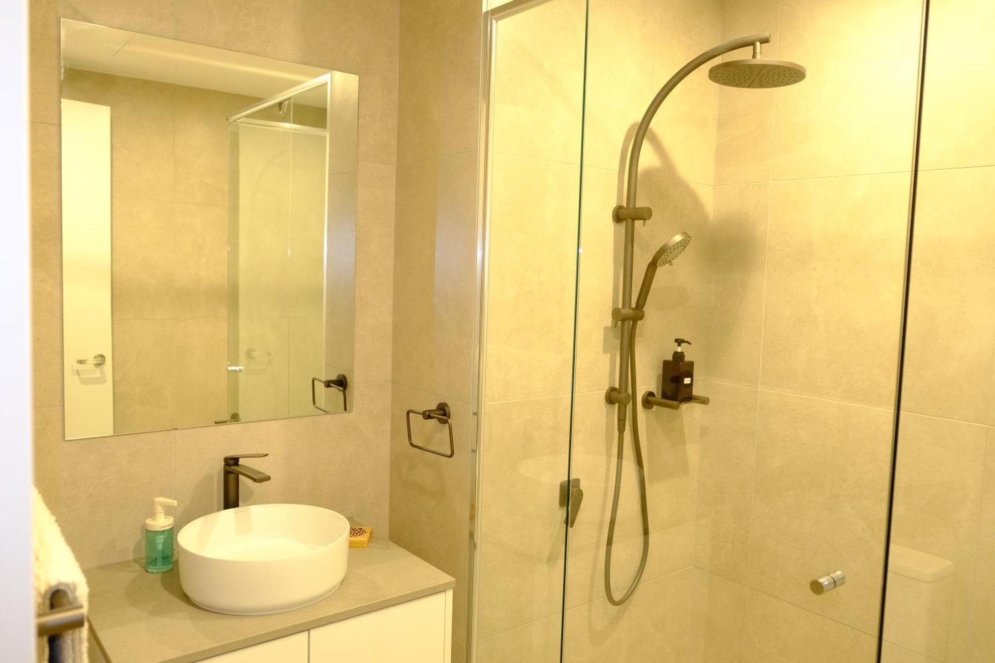 Japanese Penthouse Retreat 1b1b 2 Parking 5-min Tram-to-cbd Brekky Wifi Netflix Apartment
