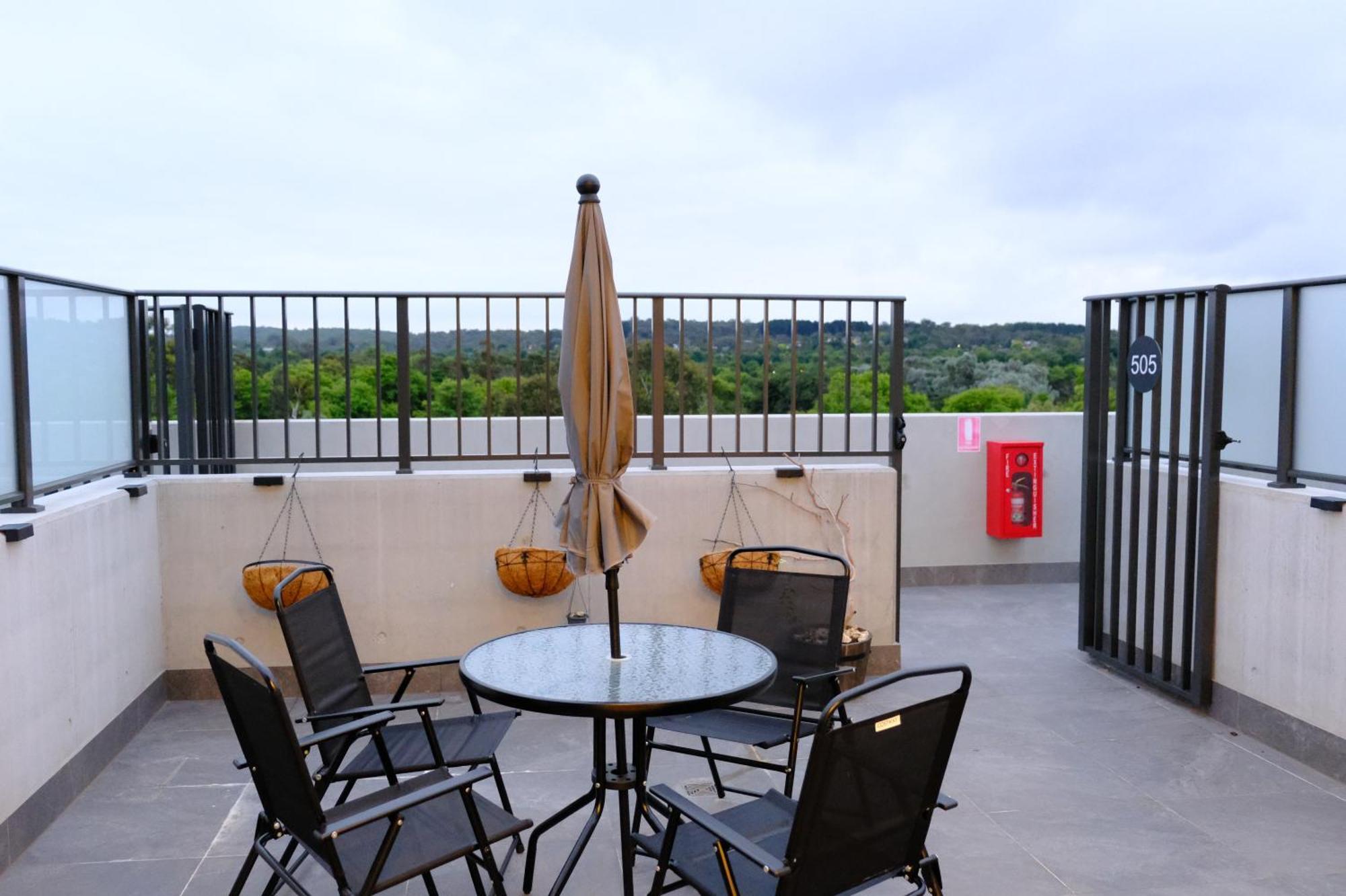Japanese Penthouse Retreat 1b1b 2 Parking 5-min Tram-to-cbd Brekky Wifi Netflix * Canberra