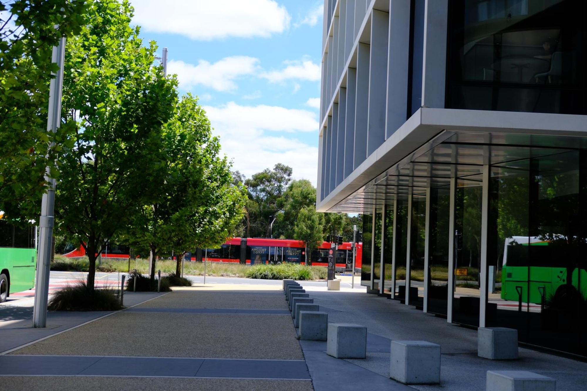 Japanese Penthouse Retreat 1b1b 2 Parking 5-min Tram-to-cbd Brekky Wifi Netflix Apartment Canberra