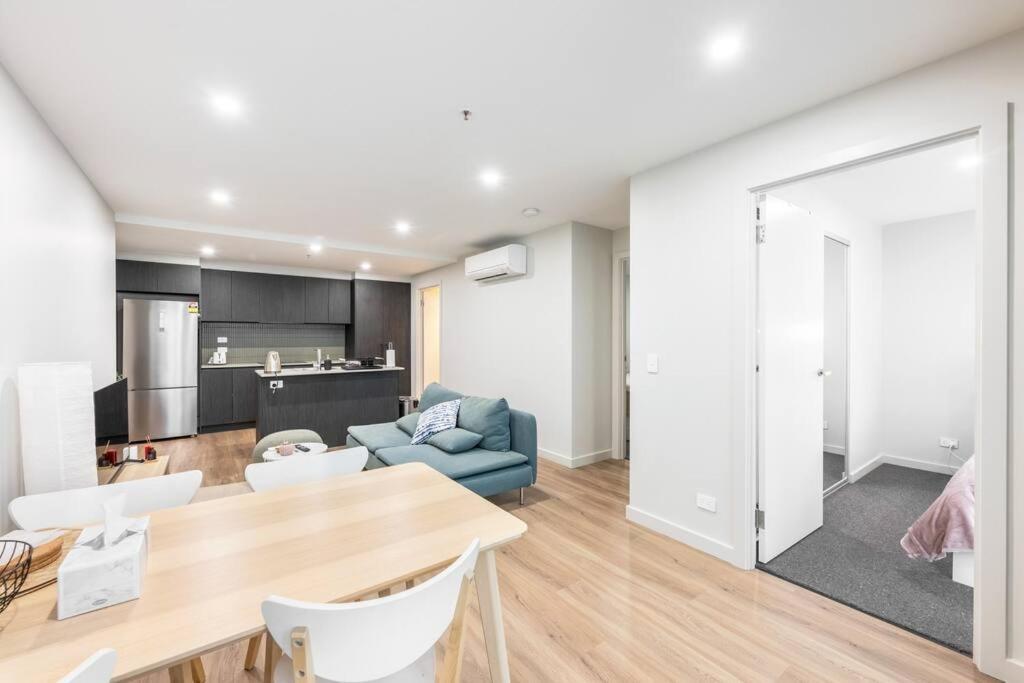 Convenient Located 2 Bedroom In Braddon Apartment *