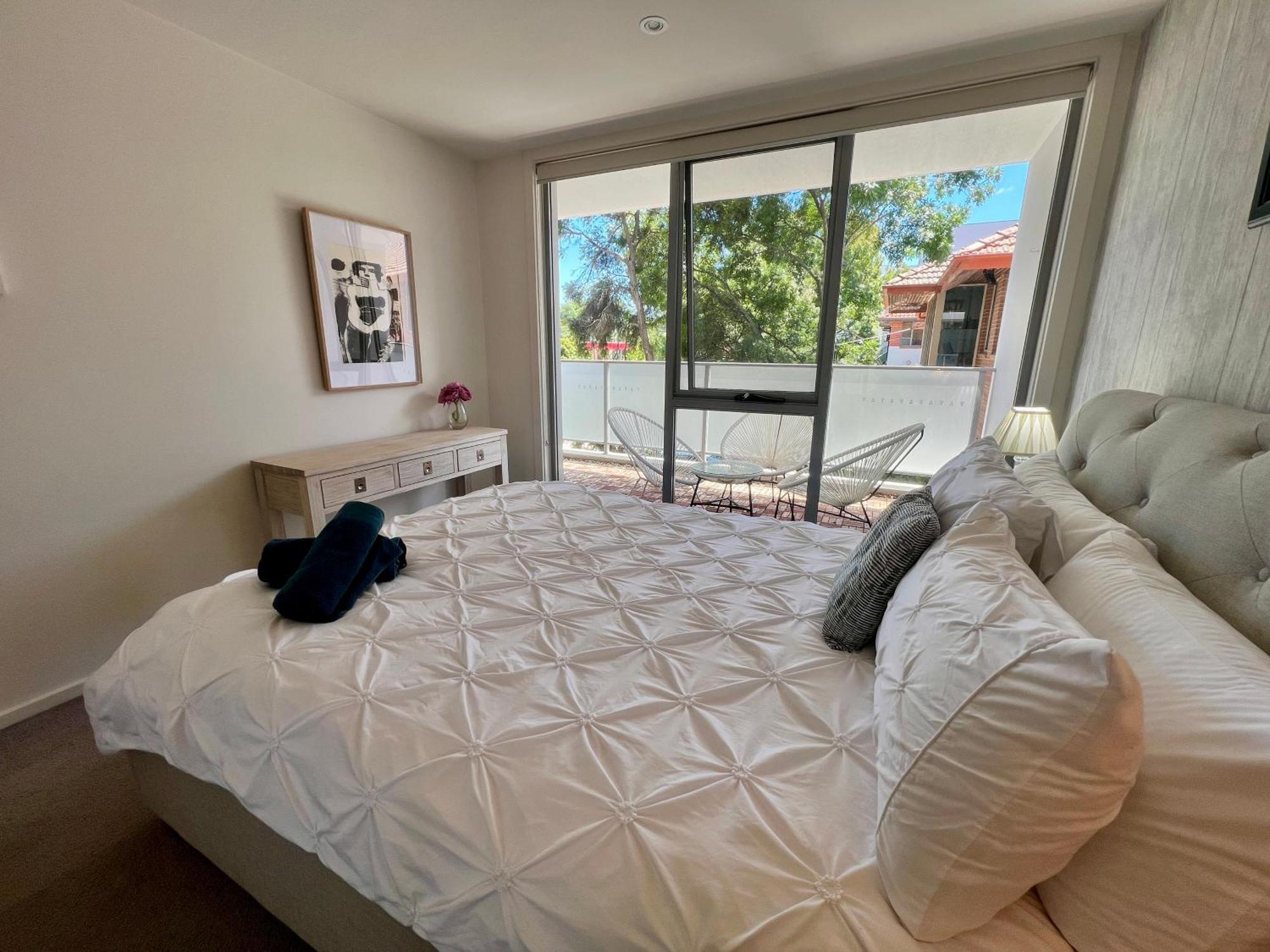 Envy 11 Luxe Spacious 1br Apt Braddon Wifi Wine Secure Parking Apartment