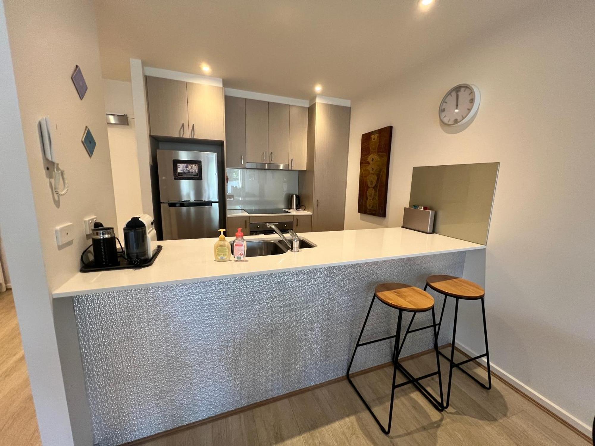 Envy 11 Luxe Spacious 1br Apt Braddon Wifi Wine Secure Parking