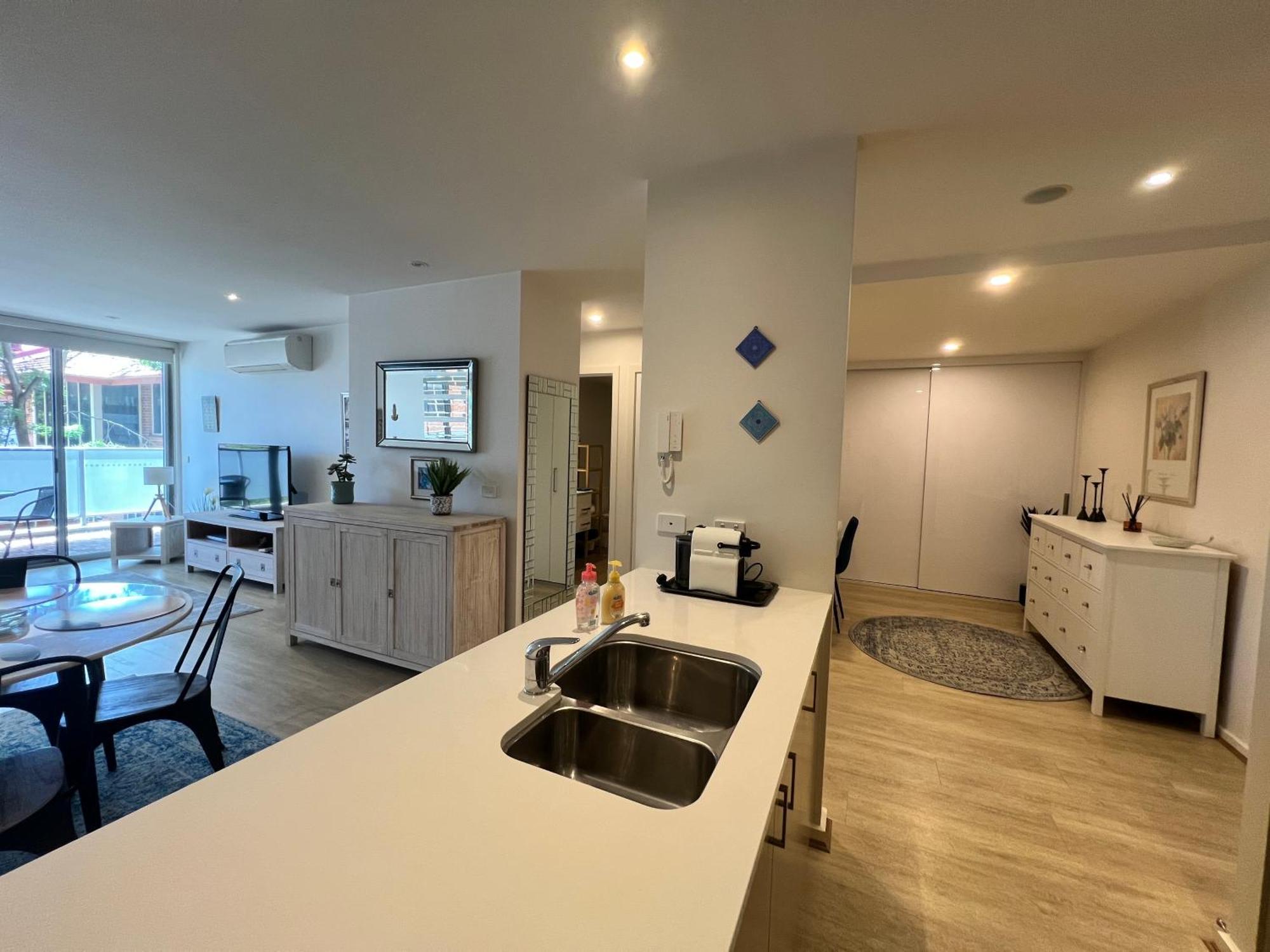 Apartment Envy 11 Luxe Spacious 1br Apt Braddon Wifi Wine Secure Parking