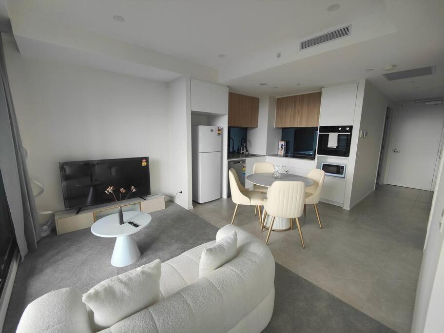 Brand New 2b1b Apt @ Inner North Of *