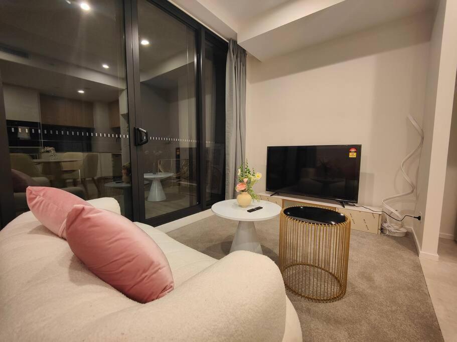 Brand New 2b1b Apt @ Inner North Of Apartment *