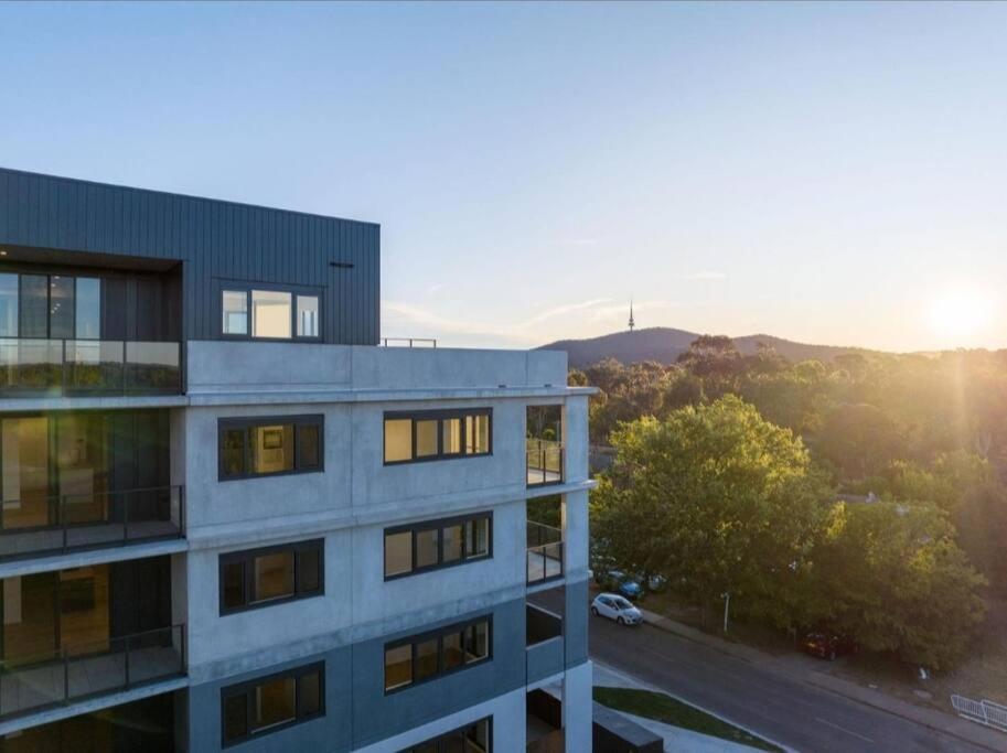 Brand New 2b1b Apt @ Inner North Of *