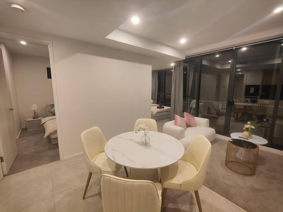 Brand New 2b1b Apt @ Inner North Of *