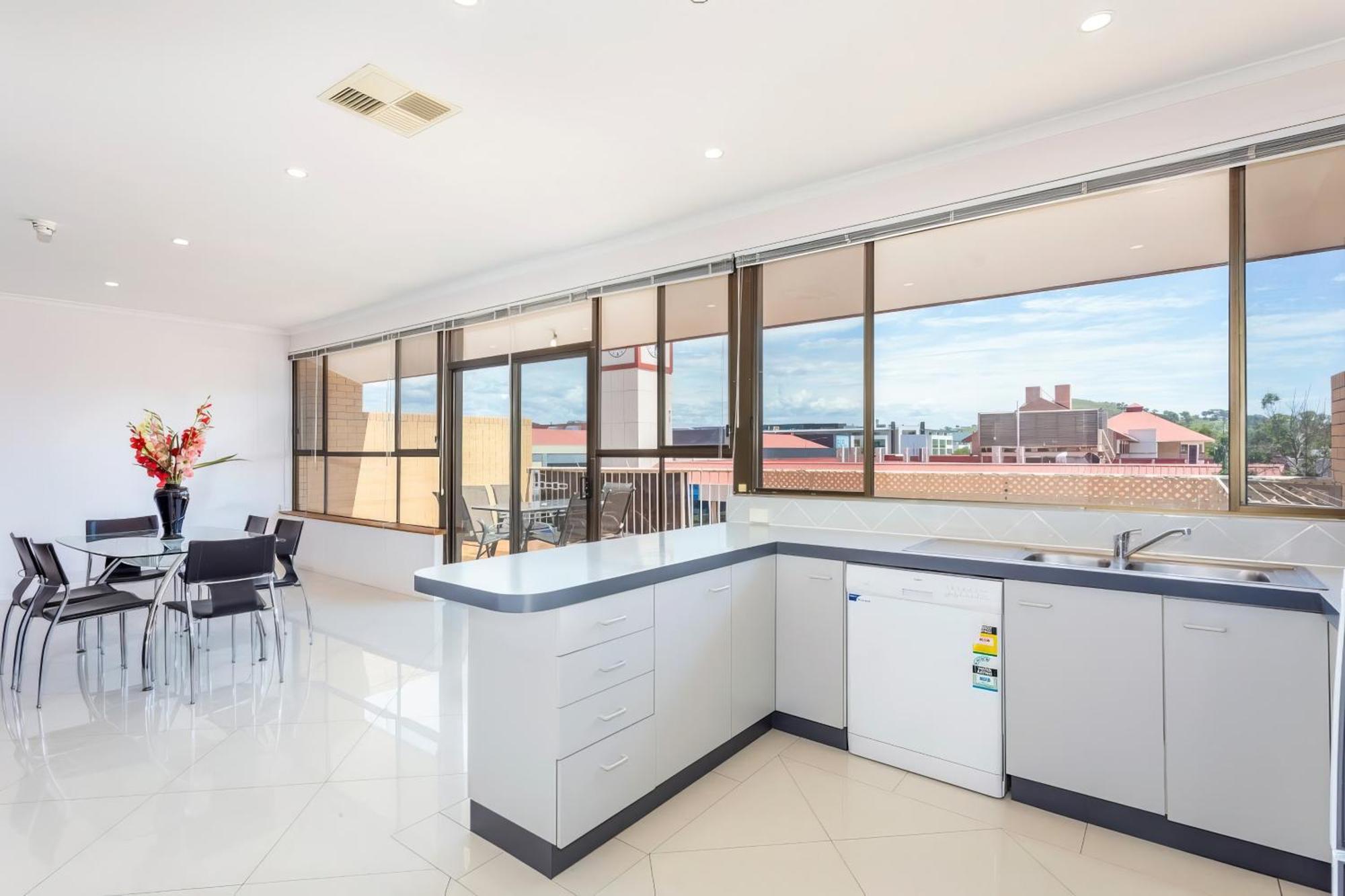 Tuggeranong Short #06c - Sleeps 6 Apartment *
