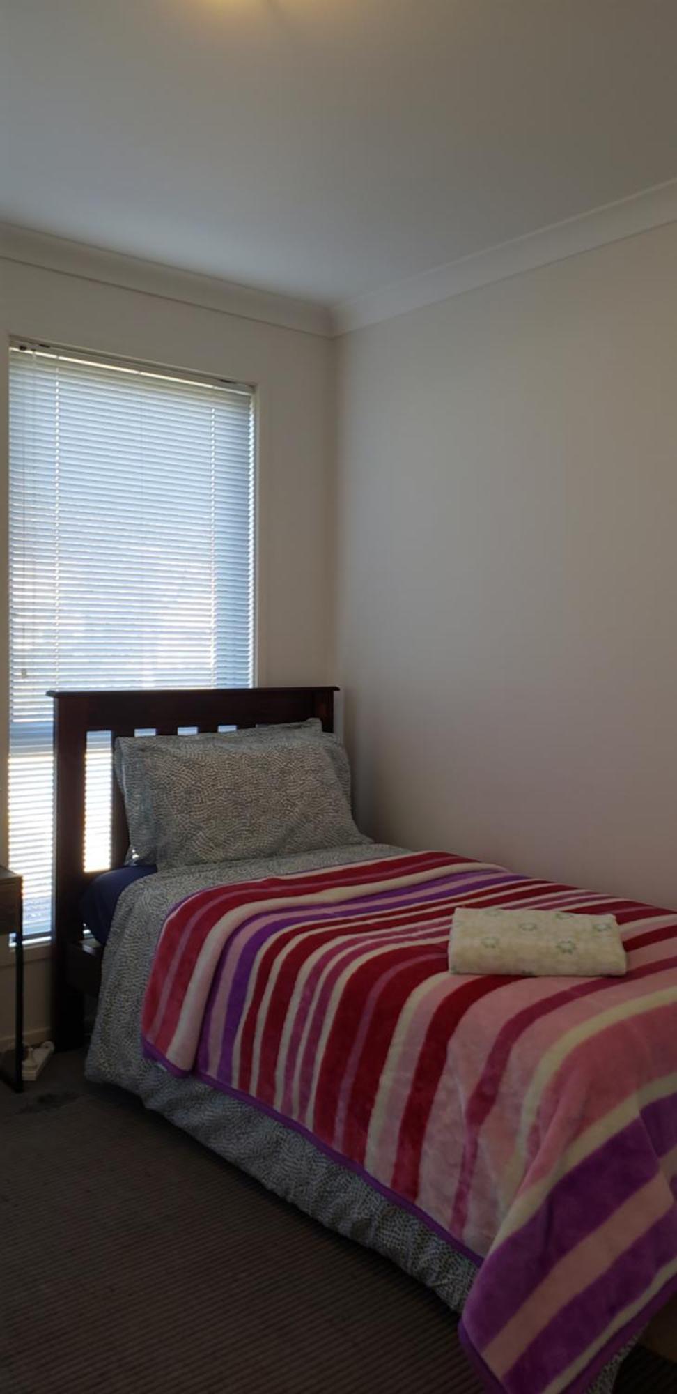 Entire 2br Sunny House @franklin, Holiday home Canberra