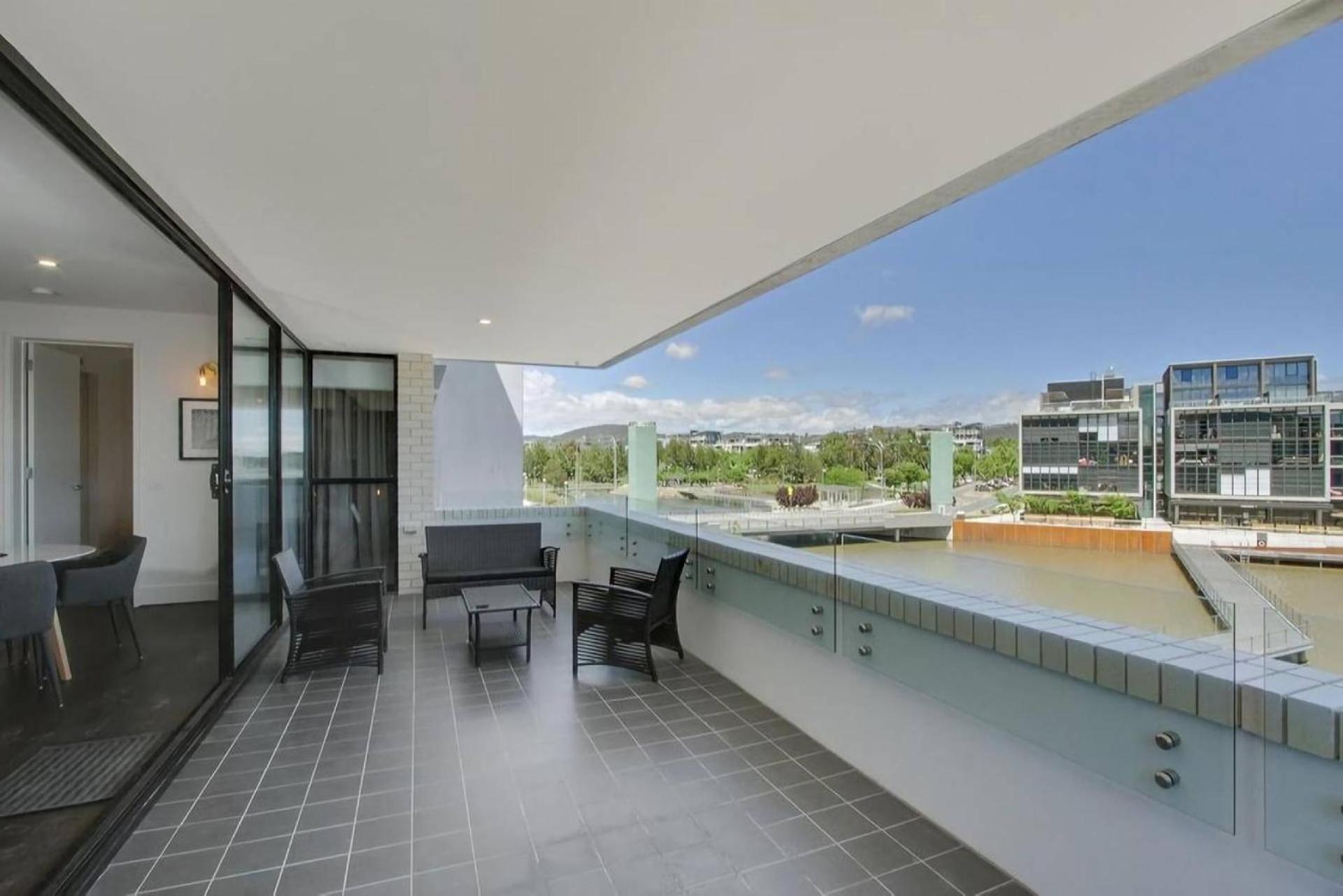 - Kingston Foreshore Apartment