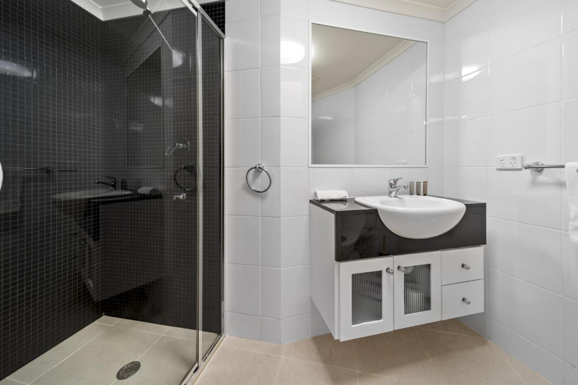 Apartment Inner-city 2-bed With Parking, Pool, Gym & Bbq *