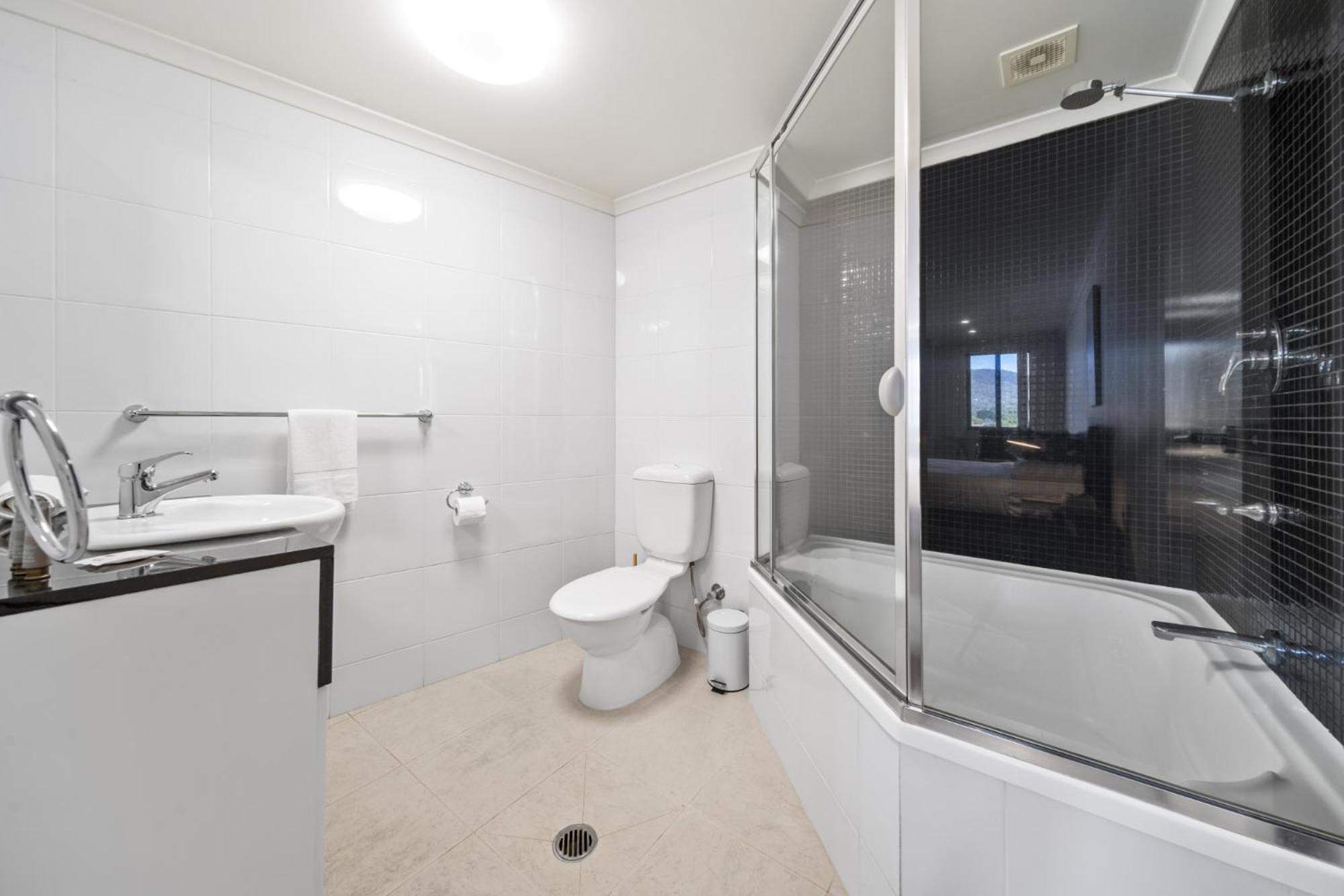 Inner-city 2-bed With Parking, Pool, Gym & Bbq Apartment *