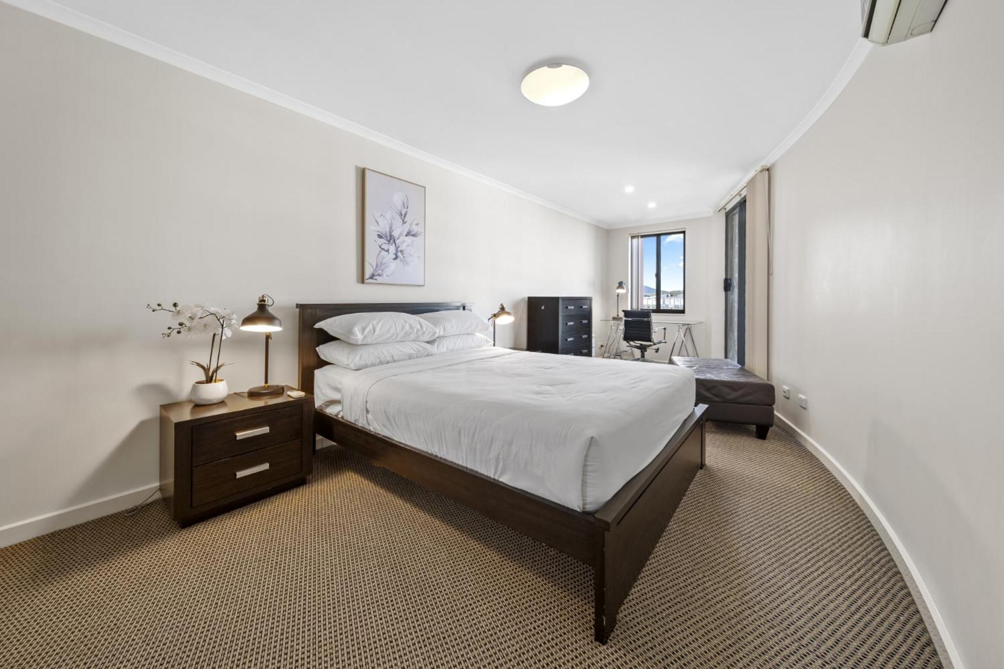 Inner-city 2-bed With Parking, Pool, Gym & Bbq