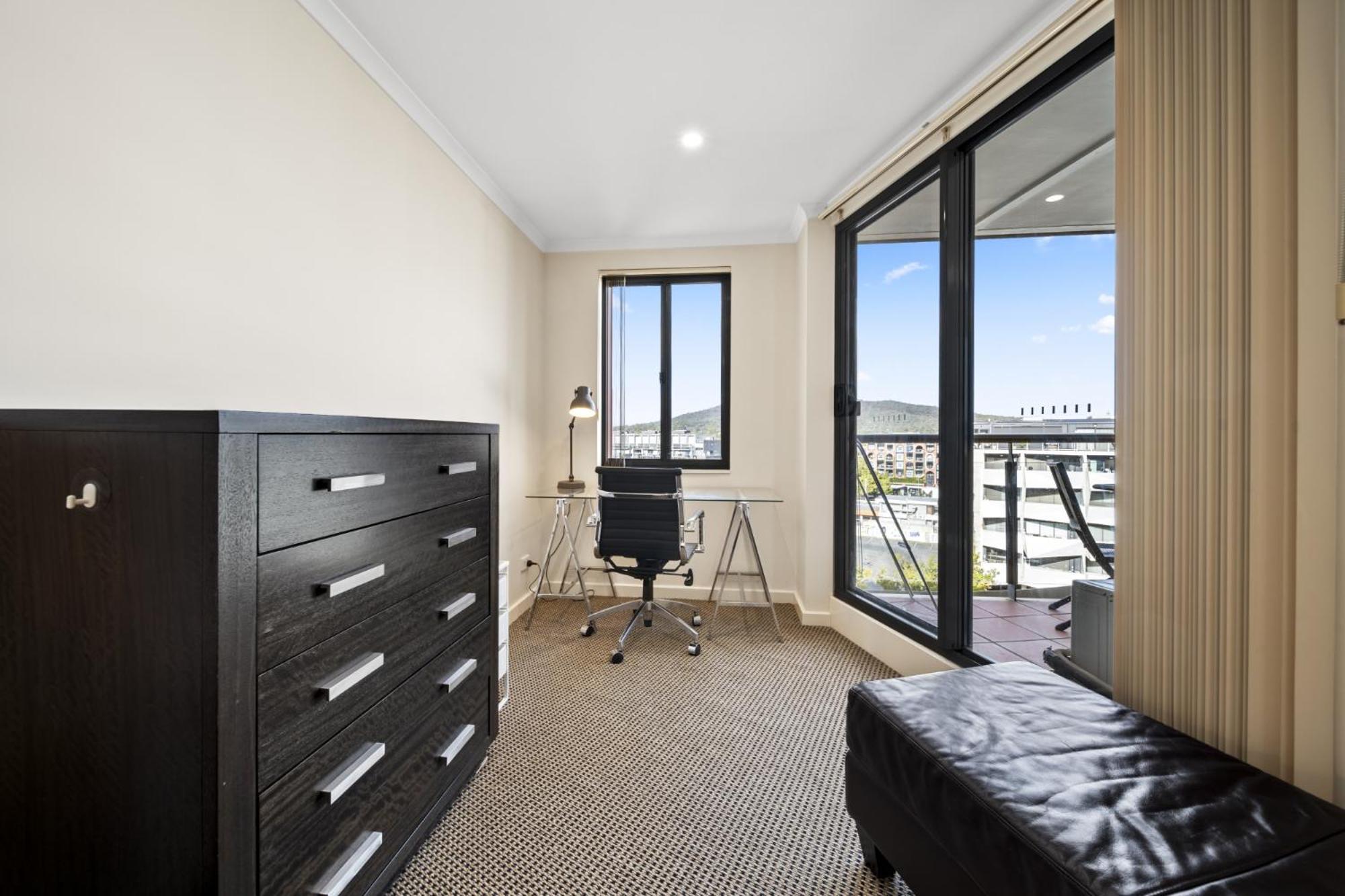 Inner-city 2-bed With Parking, Pool, Gym & Bbq * Canberra