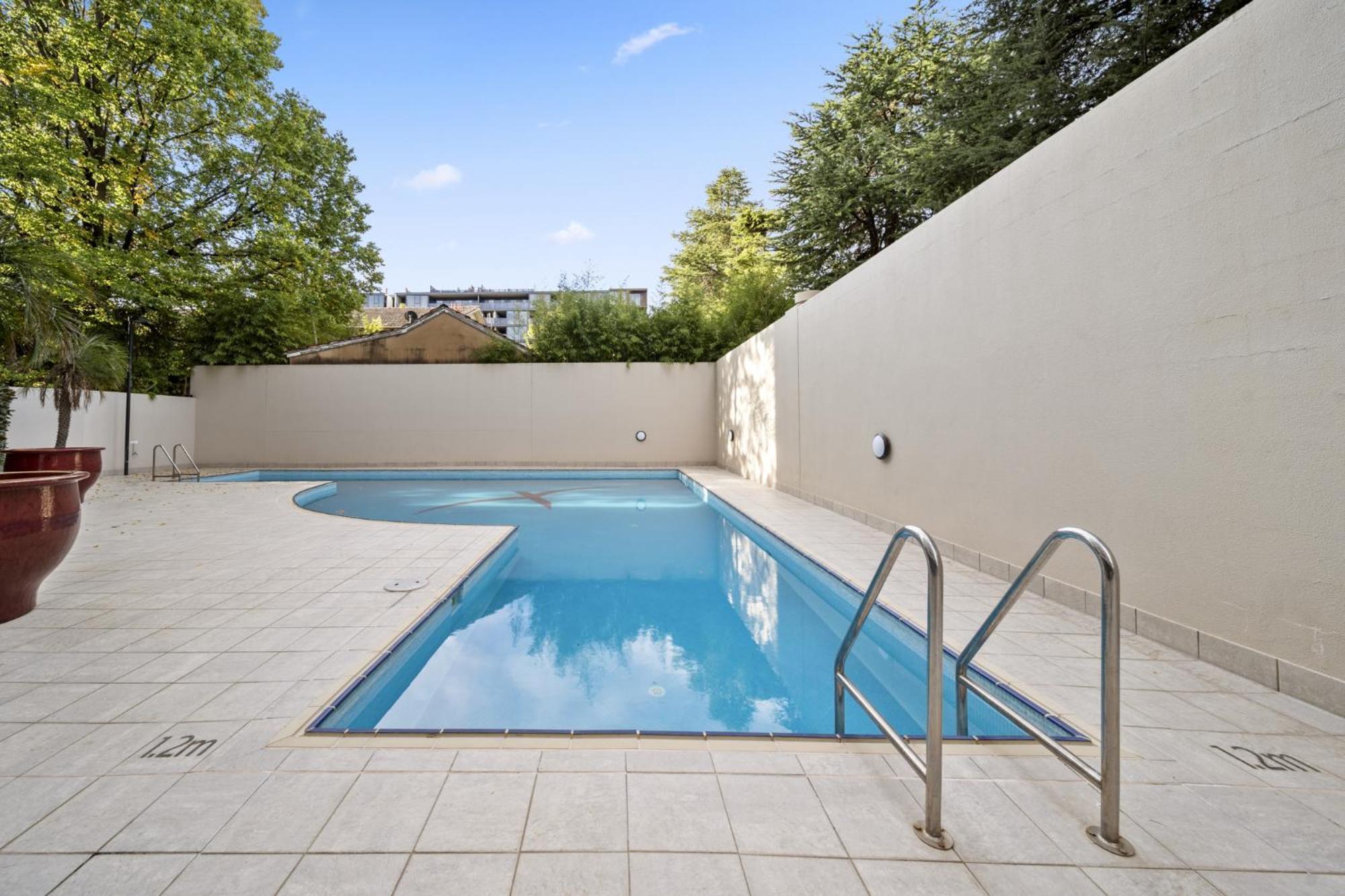 Apartment Inner-city 2-bed With Parking, Pool, Gym & Bbq Canberra