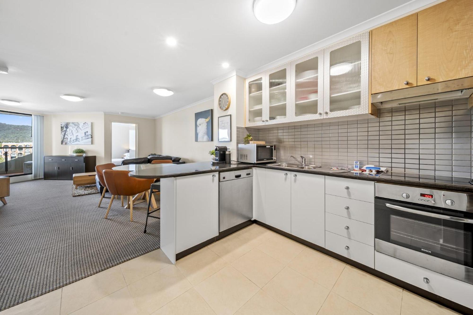 Inner-city 2-bed With Parking, Pool, Gym & Bbq * Canberra