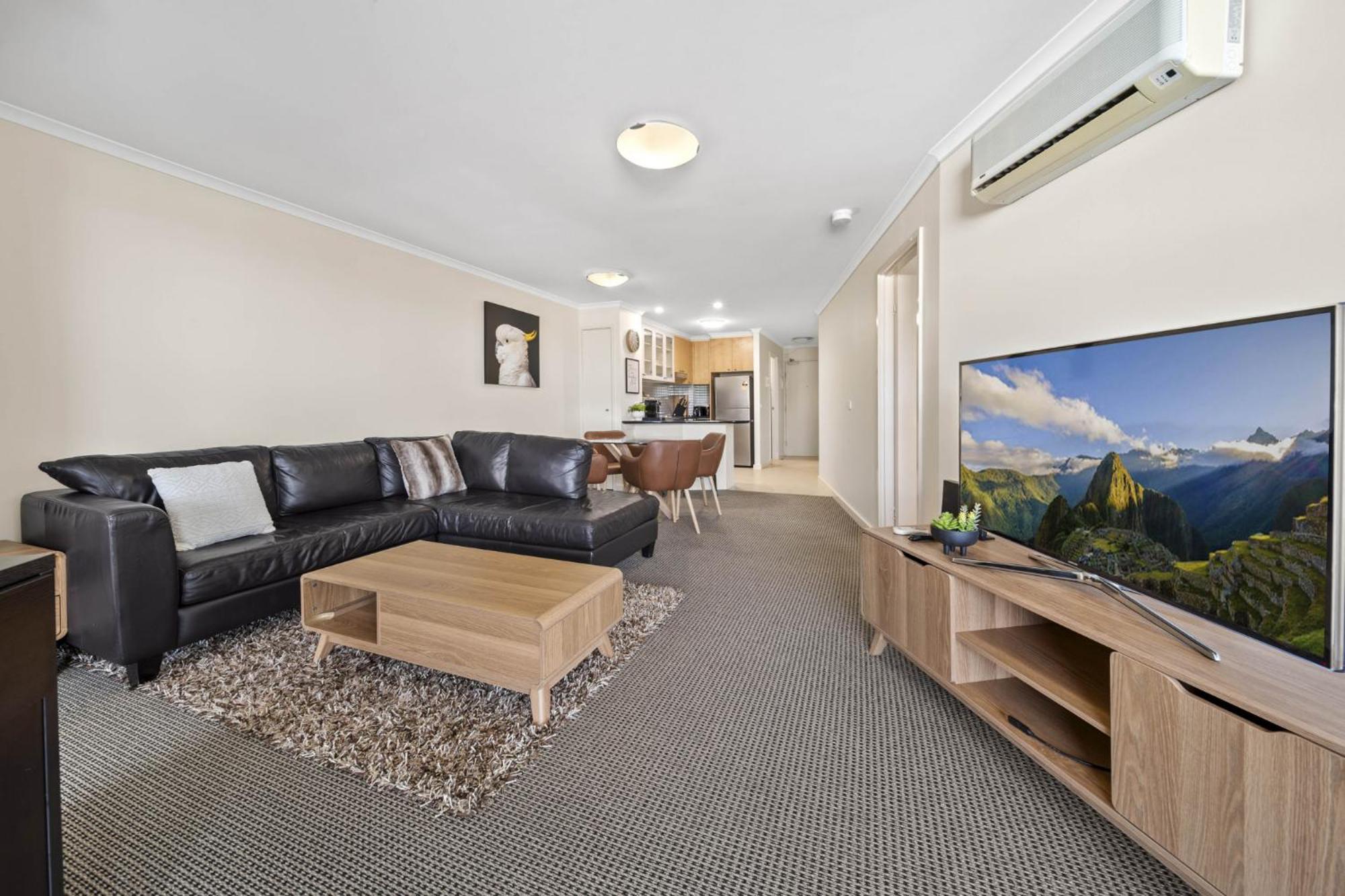 Apartment Inner-city 2-bed With Parking, Pool, Gym & Bbq Canberra