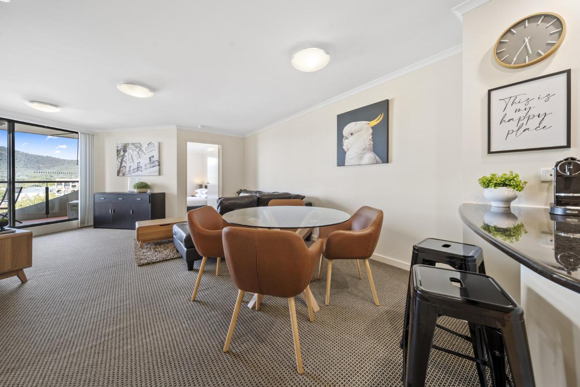 Apartment Inner-city 2-bed With Parking, Pool, Gym & Bbq Canberra