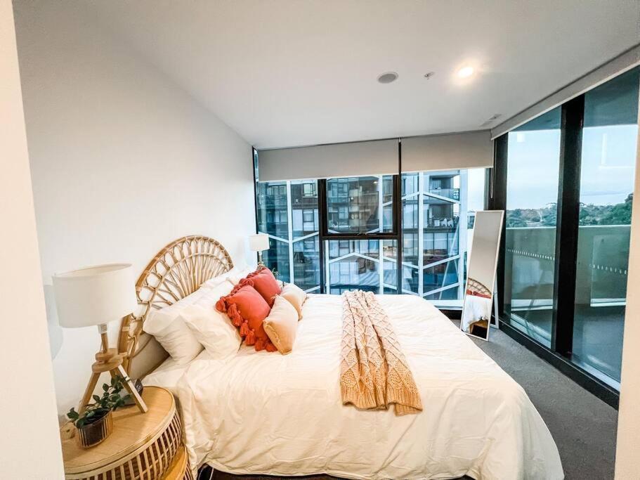 Apartment Heart Of - Pool - Parking - Self Check-in Canberra
