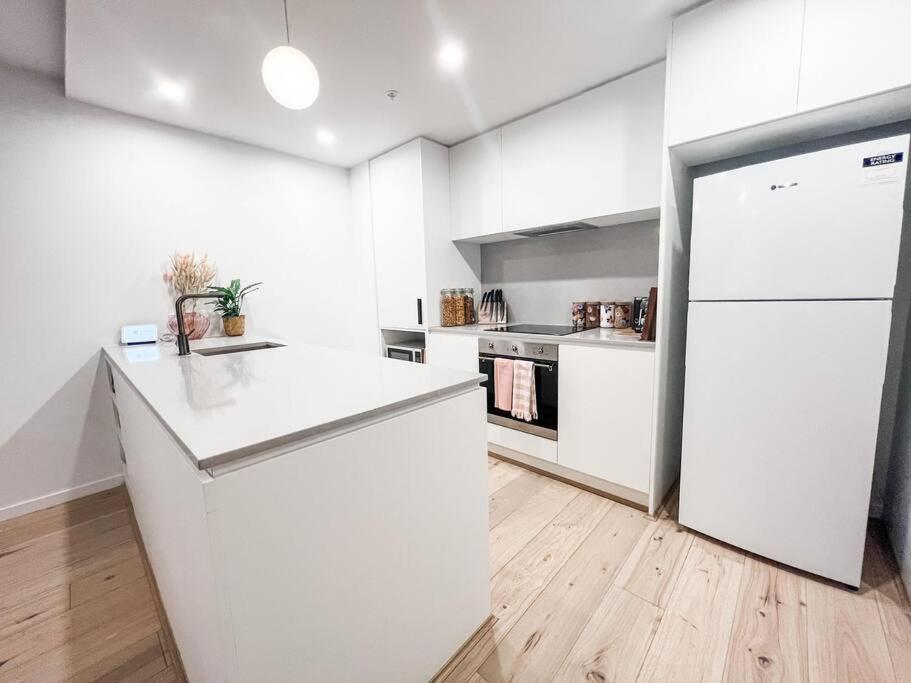 Apartment Heart Of - Pool - Parking - Self Check-in Canberra