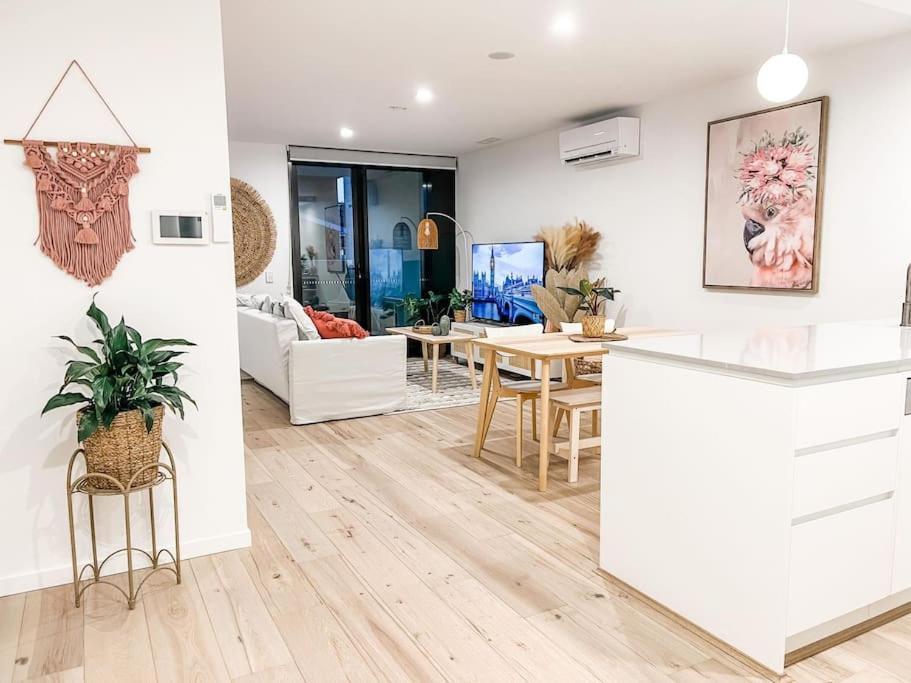 Heart Of - Pool - Parking - Self Check-in Canberra