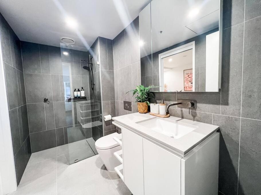 Heart Of - Pool - Parking - Self Check-in Apartment *