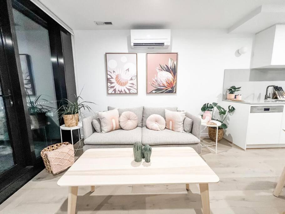 Centre - Pool - Parking - Self Check-in Apartment