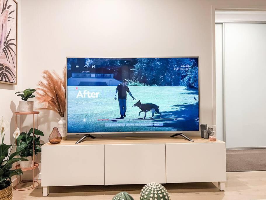 Centre - Pool - Parking - Self Check-in Apartment *