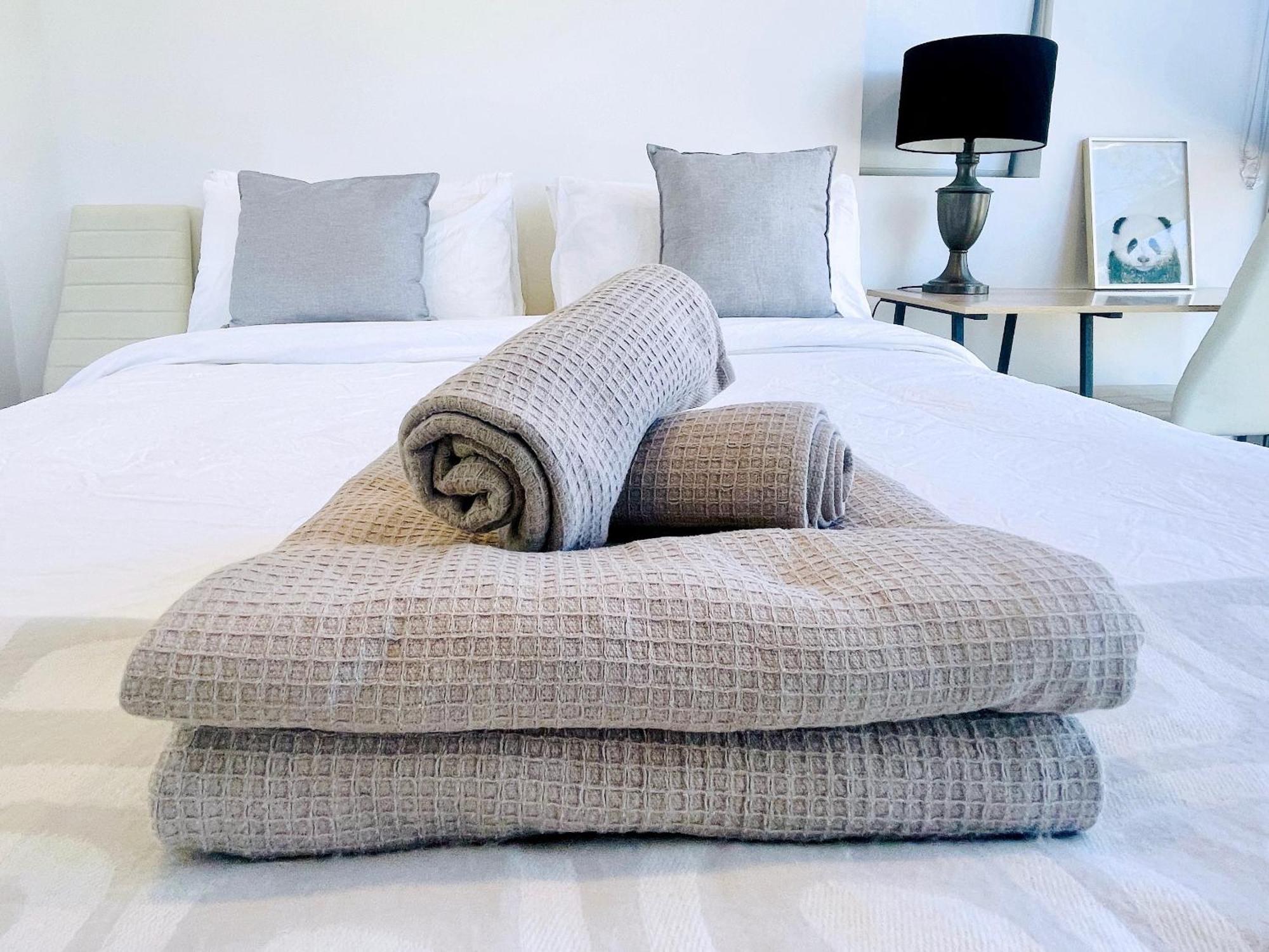 Brand New Stylish 1br Apartment, Specious Space, Free Parking, Self Check-in *