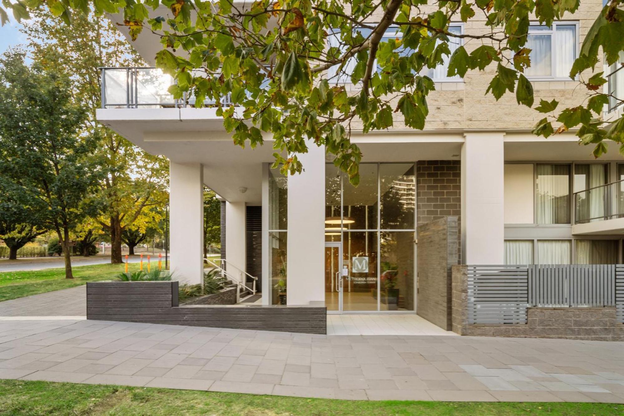 High-rise Cbd 1-bed With Pool & Other Amenities Apartment Canberra