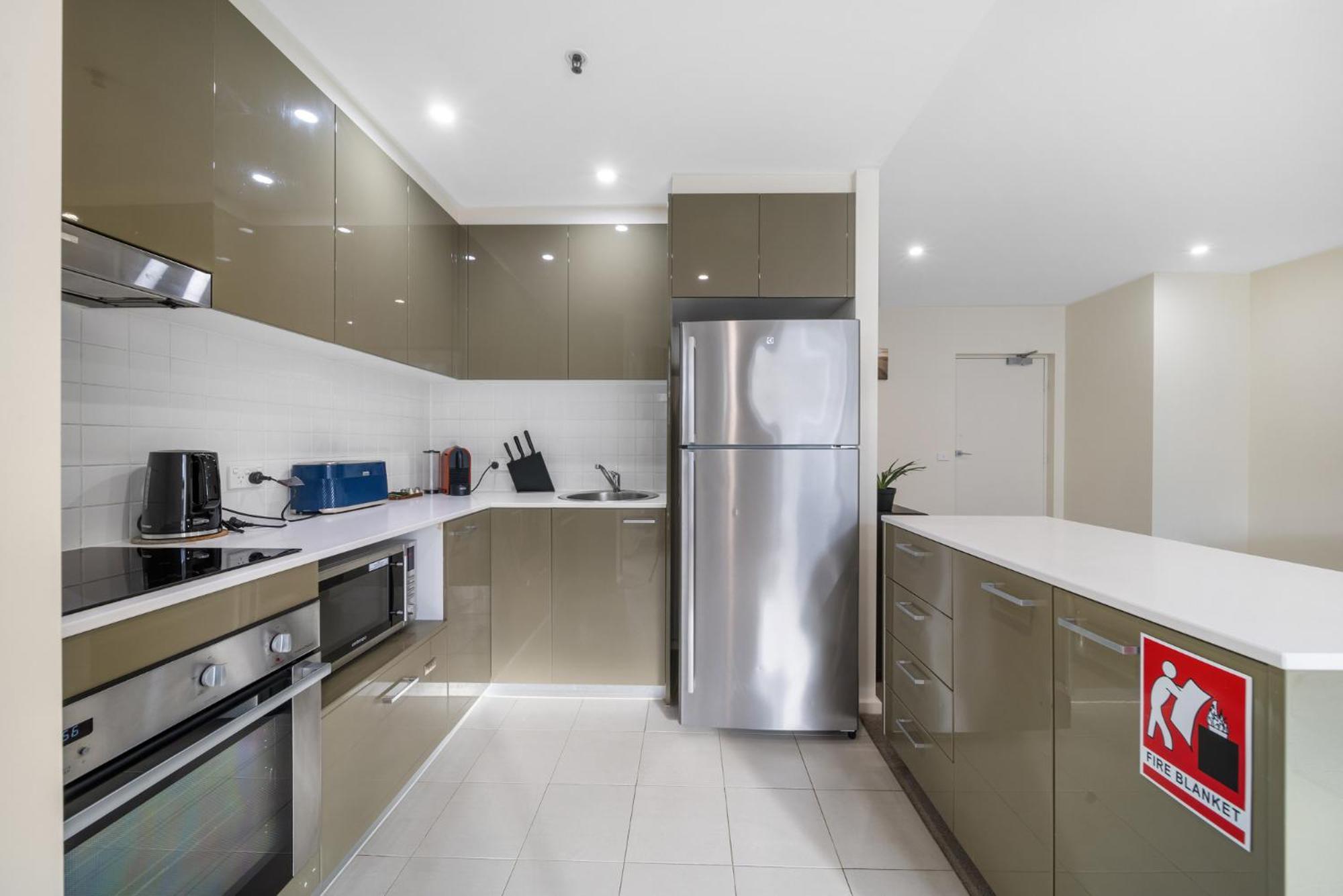 High-rise Cbd 1-bed With Pool & Other Amenities *