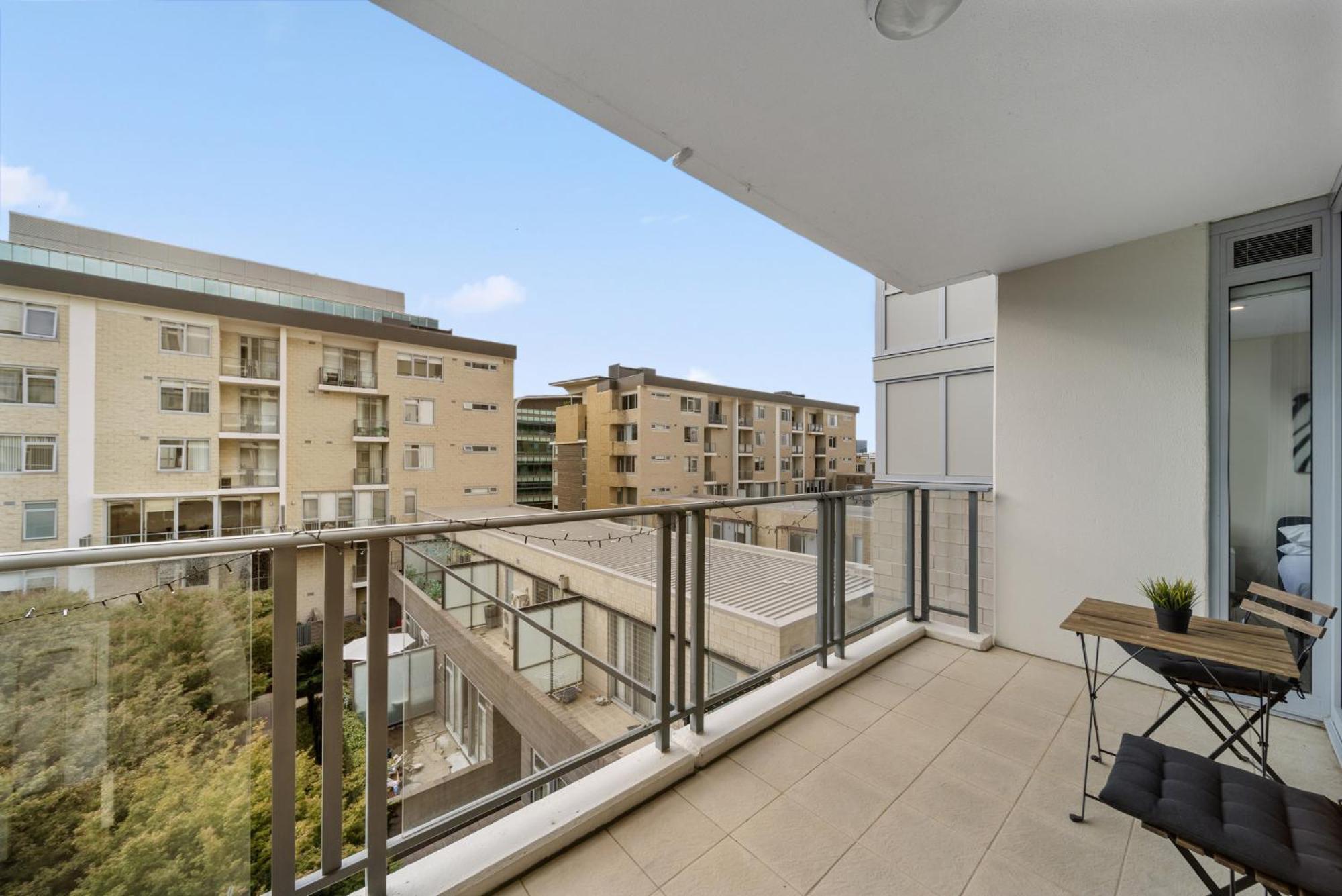 Apartment High-rise Cbd 1-bed With Pool & Other Amenities