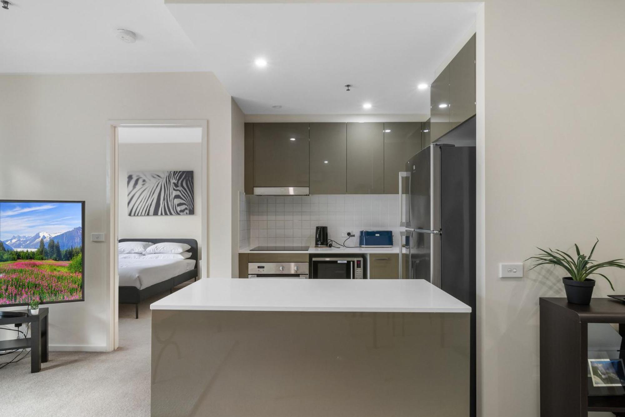 Apartment High-rise Cbd 1-bed With Pool & Other Amenities Canberra