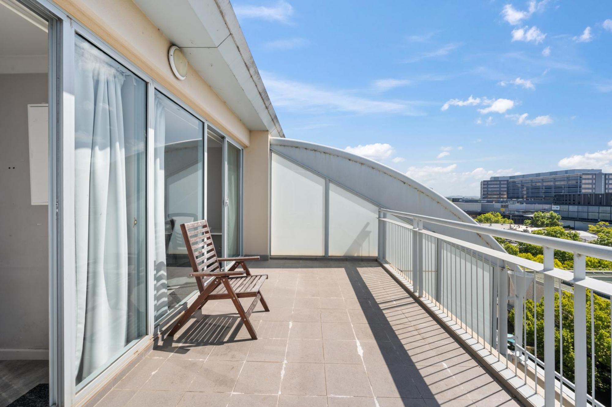 Dana-private In A Shared Duplex -1 Apartment