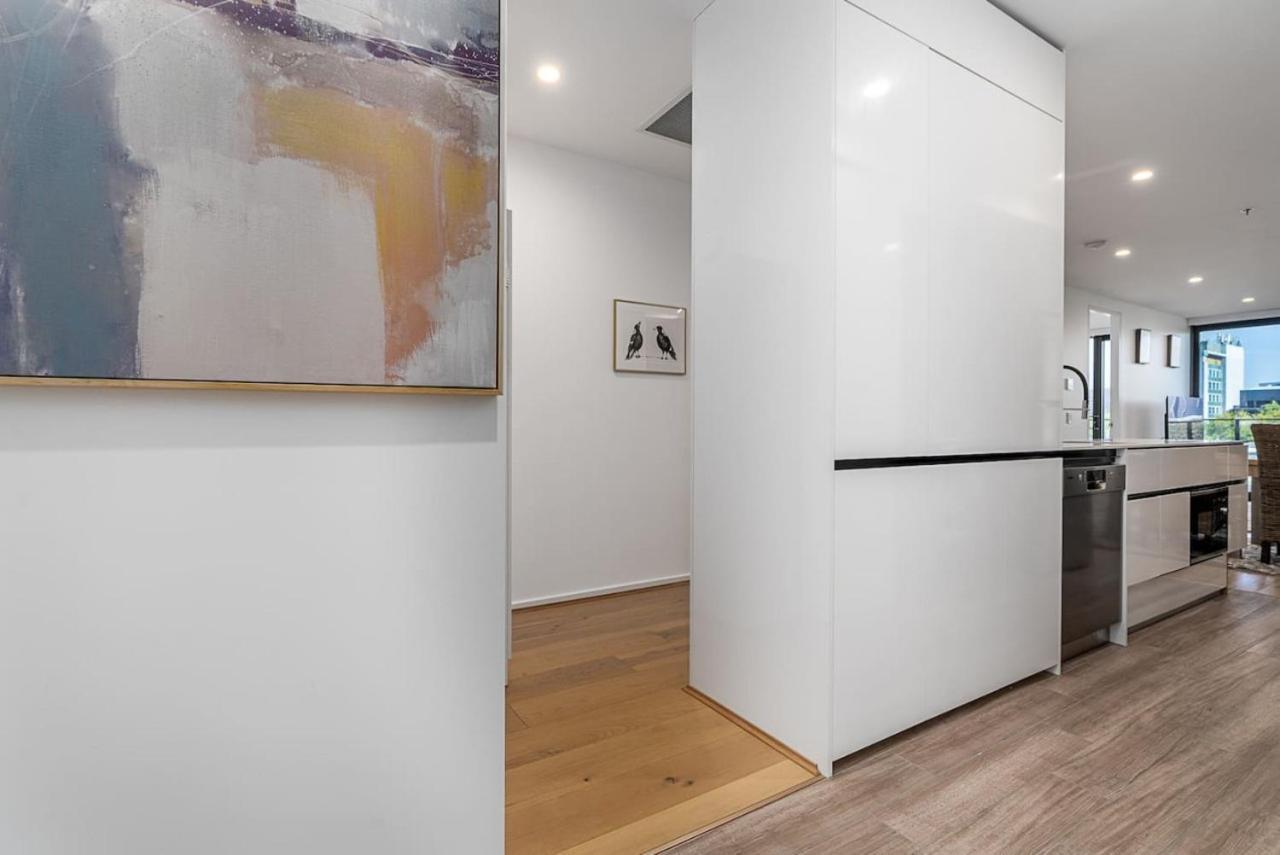 North-facing 3 Min To Times Fountain Apartment