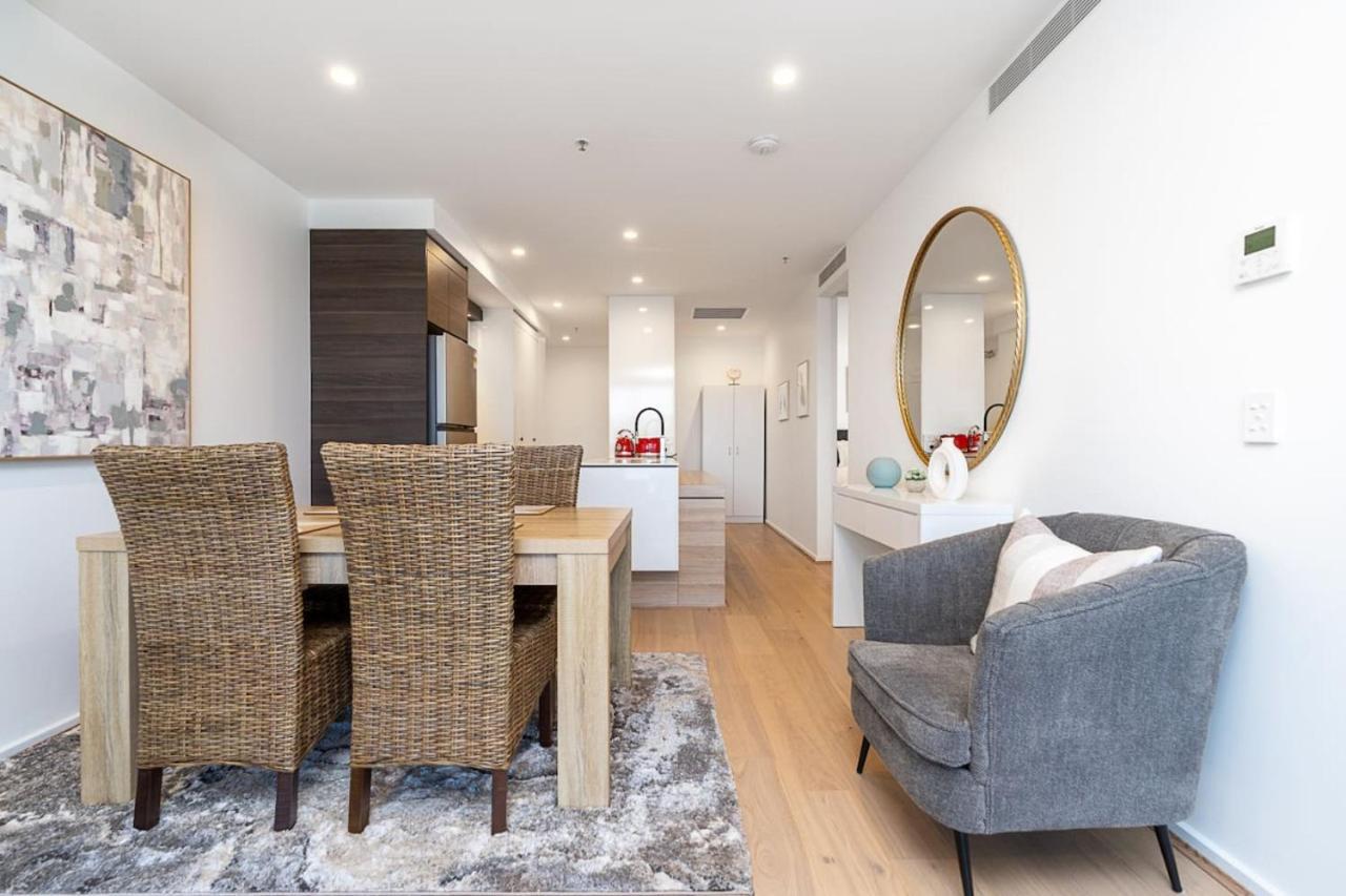 North-facing 3 Min To Times Fountain Apartment *