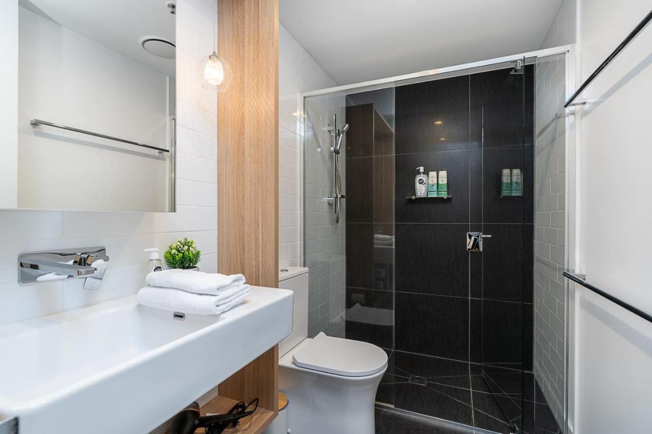 North-facing 3 Min To Times Fountain Apartment *