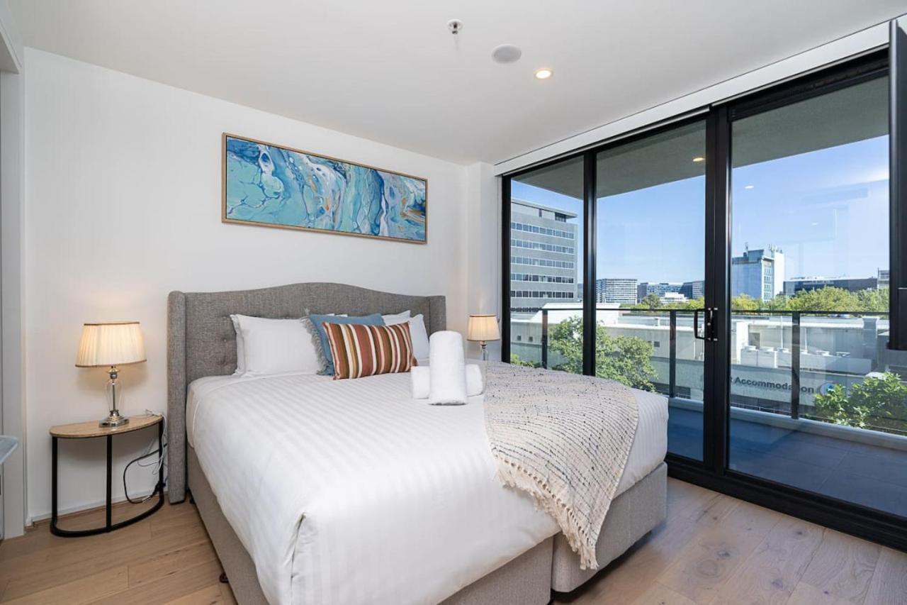 North-facing 3 Min To Times Fountain Apartment *