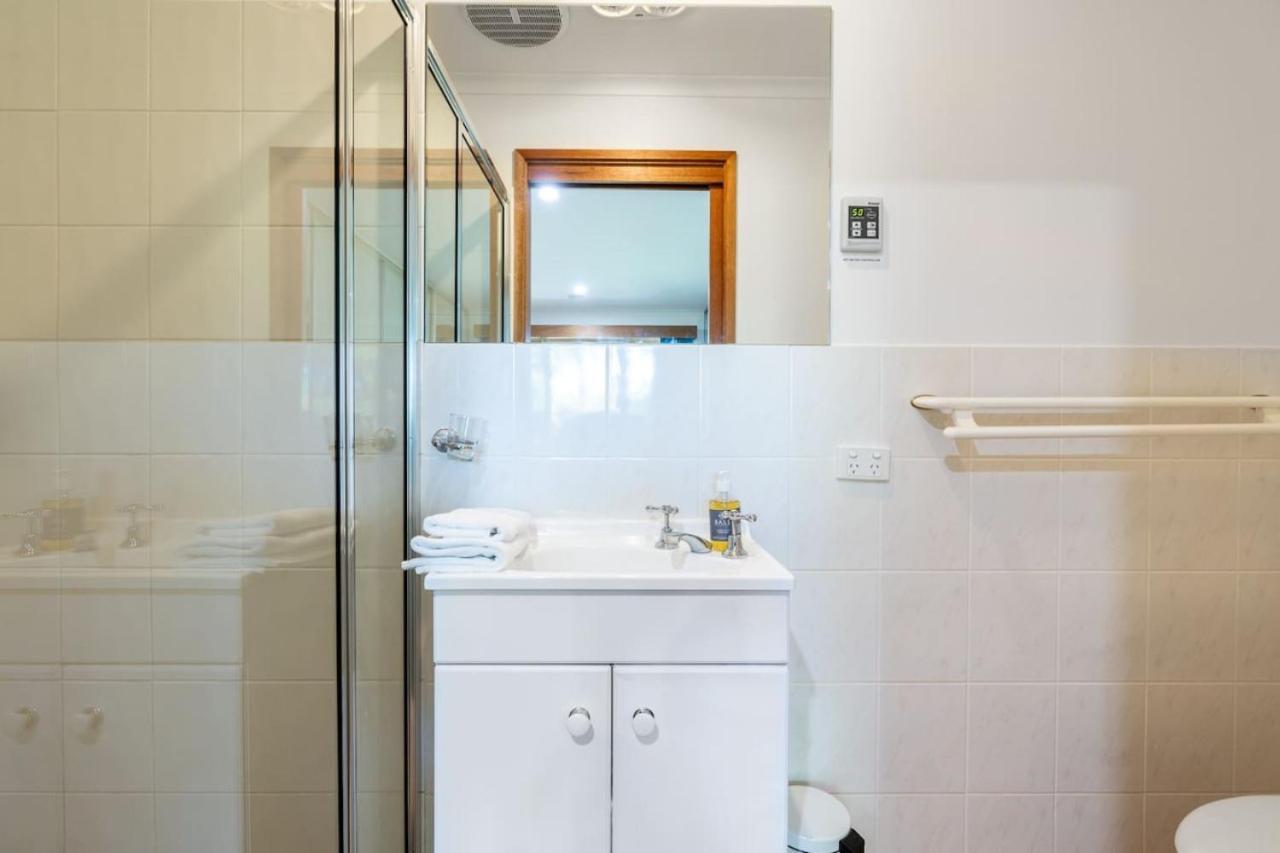 Spacious 2br In Tranquil Leafy Neighborhood *