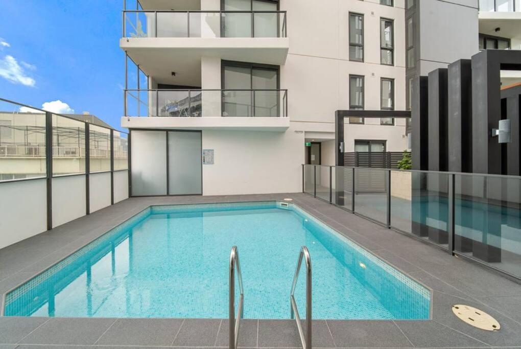Apartment Two Bedroom Apt In Heart Of With Parking *