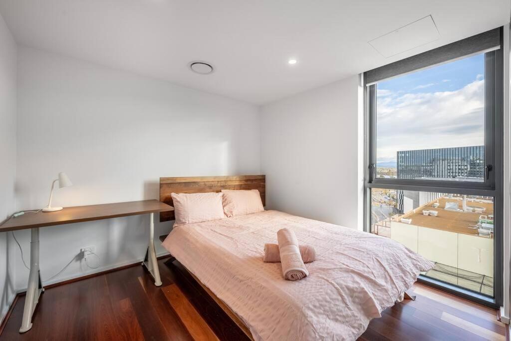 Apartment Two Bedroom Apt In Heart Of With Parking *