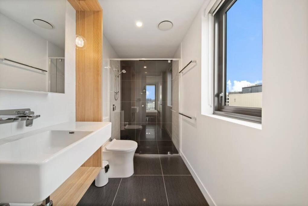 Two Bedroom Apt In Heart Of With Parking Apartment