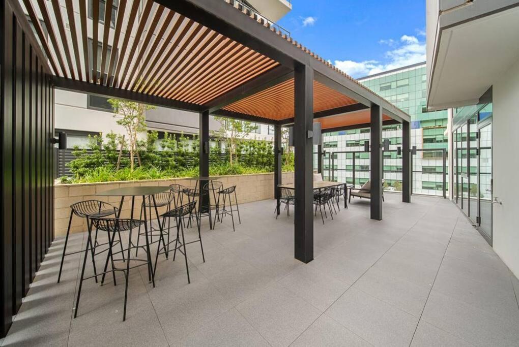 Apartment Two Bedroom Apt In Heart Of With Parking *