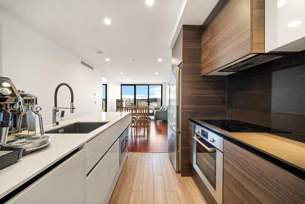 Two Bedroom Apt In Heart Of With Parking Apartment *