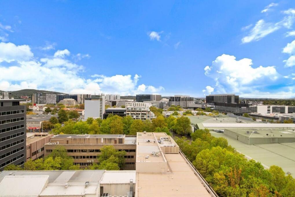 Two Bedroom Apt In Heart Of With Parking * Canberra