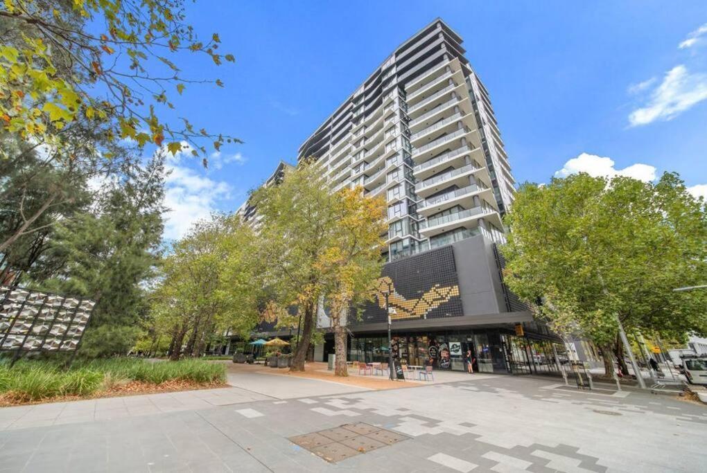 Apartment Two Bedroom Apt In Heart Of With Parking *