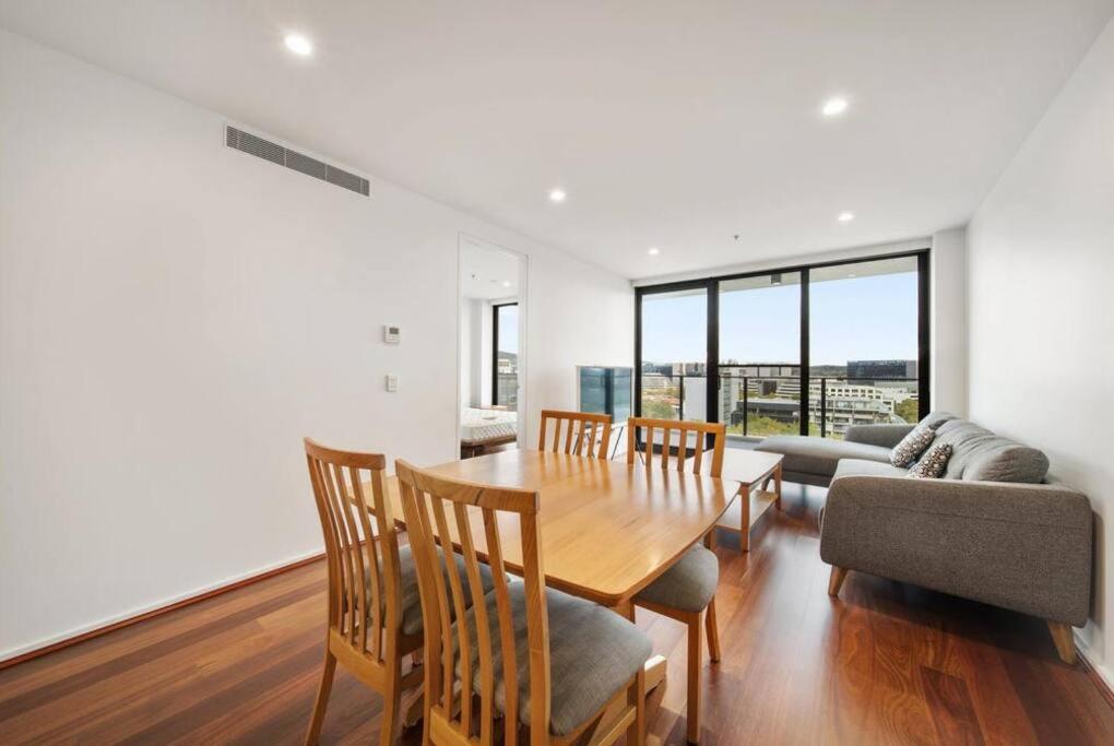 Two Bedroom Apt In Heart Of With Parking *