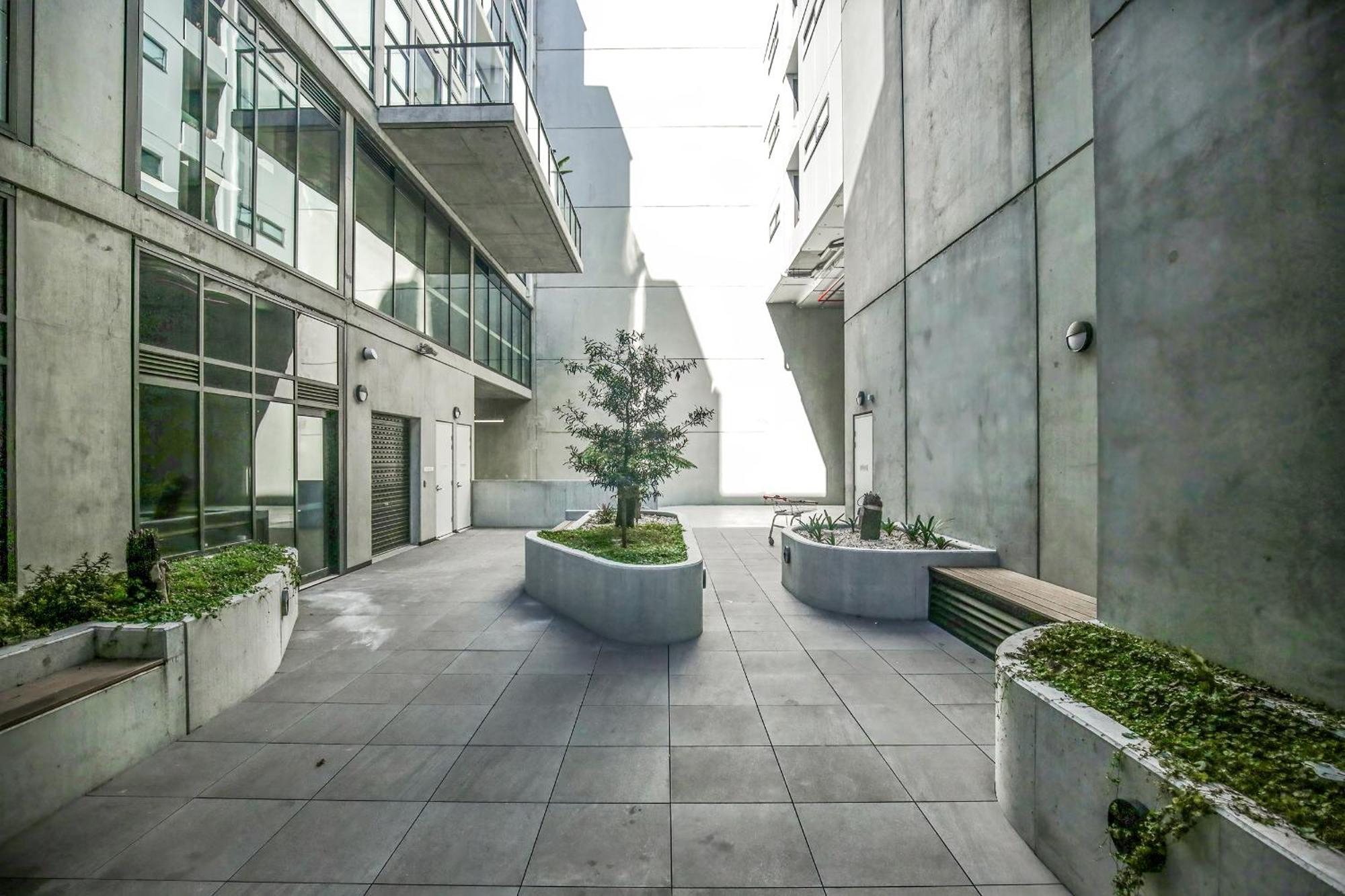 1 Bed Luxury Braddon Unit Apartment