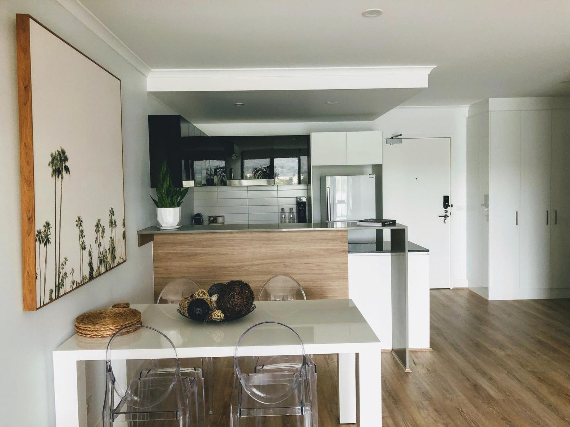 Staying Places - The Avenue Apartment *