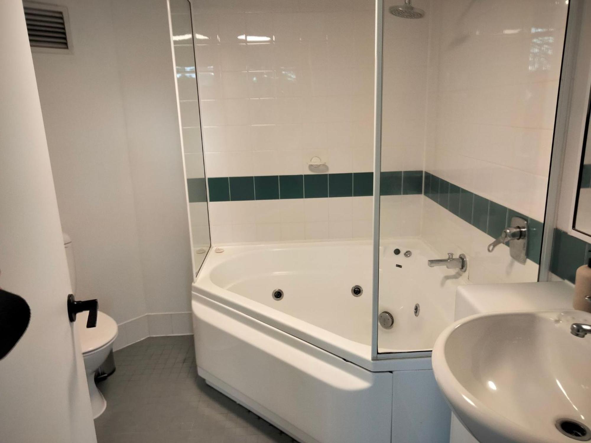 2br 2bath In Centre * Canberra